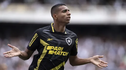 Victor Sa jogador do Botafogo comemora seu gol anulado durante partida contra o Vasco no estadio Engenhao pelo campeonato Carioca 2024. Foto: Jorge Rodrigues/AGIF