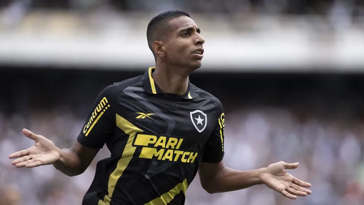 Victor Sa jogador do Botafogo comemora seu gol anulado durante partida contra o Vasco no estadio Engenhao pelo campeonato Carioca 2024. Foto: Jorge Rodrigues/AGIF