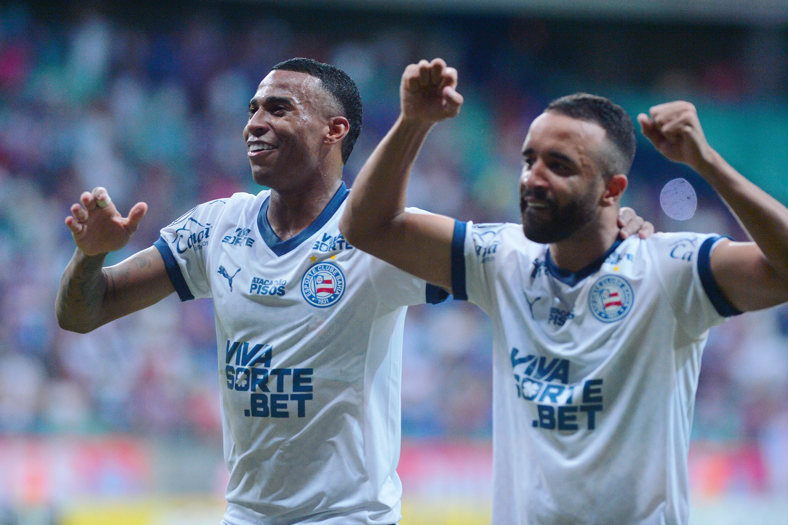 Caio Alexandre e Jean Lucas, jogadores do Bahia comemoram o triunfo tricolor ao final da partida contra o Atletico Nacional no estadio Fonte Nova pelo campeonato Copa Libertadores 2025. Foto: Walmir Cirne/AGIF
