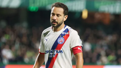 Everton Ribeiro jogador do Bahia durante partida contra o Coritiba no estadio Couto Pereira pelo campeonato Brasileiro A 2026. Foto: Robson Mafra/AGIF