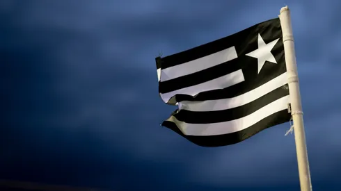 Bandeira de córner no estádio Luso Brasileiro para partida entre Botafogo e Nova Iguaçu pelo campeonato Carioca 2023. Foto: Jorge Rodrigues/AGIF