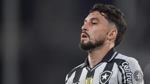 Alex Telles jogador do Botafogo durante partida contra o Vasco no estadio Engenhao pelo campeonato Copa Do Brasil 2025.