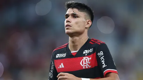 Luiz Araujo of Flamengo looks on during the match between Flamengo and Sao Paulo as part of Brasileirao 2024 at Maracana Stadium on April 17, 2024 in Rio de Janeiro, Brazil.