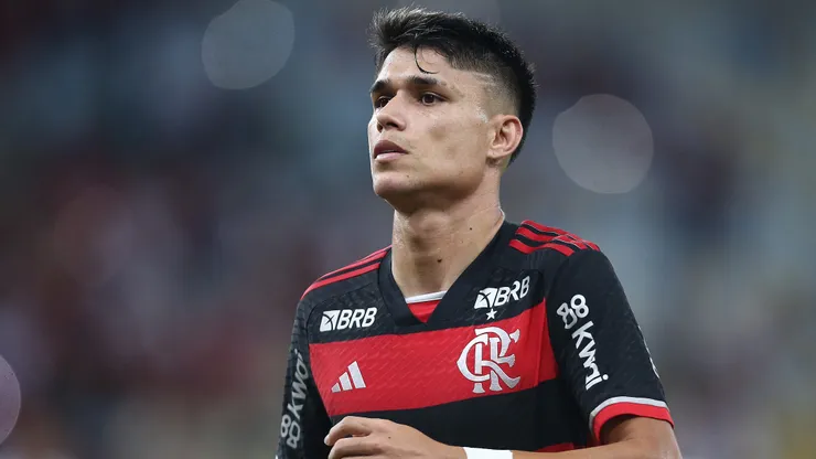 Luiz Araujo of Flamengo looks on during the match between Flamengo and Sao Paulo as part of Brasileirao 2024 at Maracana Stadium on April 17, 2024 in Rio de Janeiro, Brazil.
