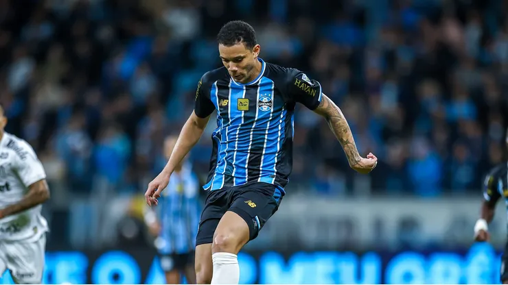 Viery em lance da partida entre Gremio e Santos disputada na noite deste sabado, na Arena do Gremio, em partida valida pela Campeonato Brasileiro 2026. FOTO: LUCAS UEBEL/GREMIO FBPA