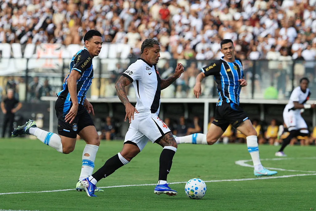 David of Vasco da Gama competes for the ball with Viery of Gremio during the match between Vasco da Gama and Gremio as part of Brasileirao 2026 at Sao Januario Stadium on March 22, 2026 in Rio de Janeiro, Brazil. (Photo by Wagner Meier/Getty Images)