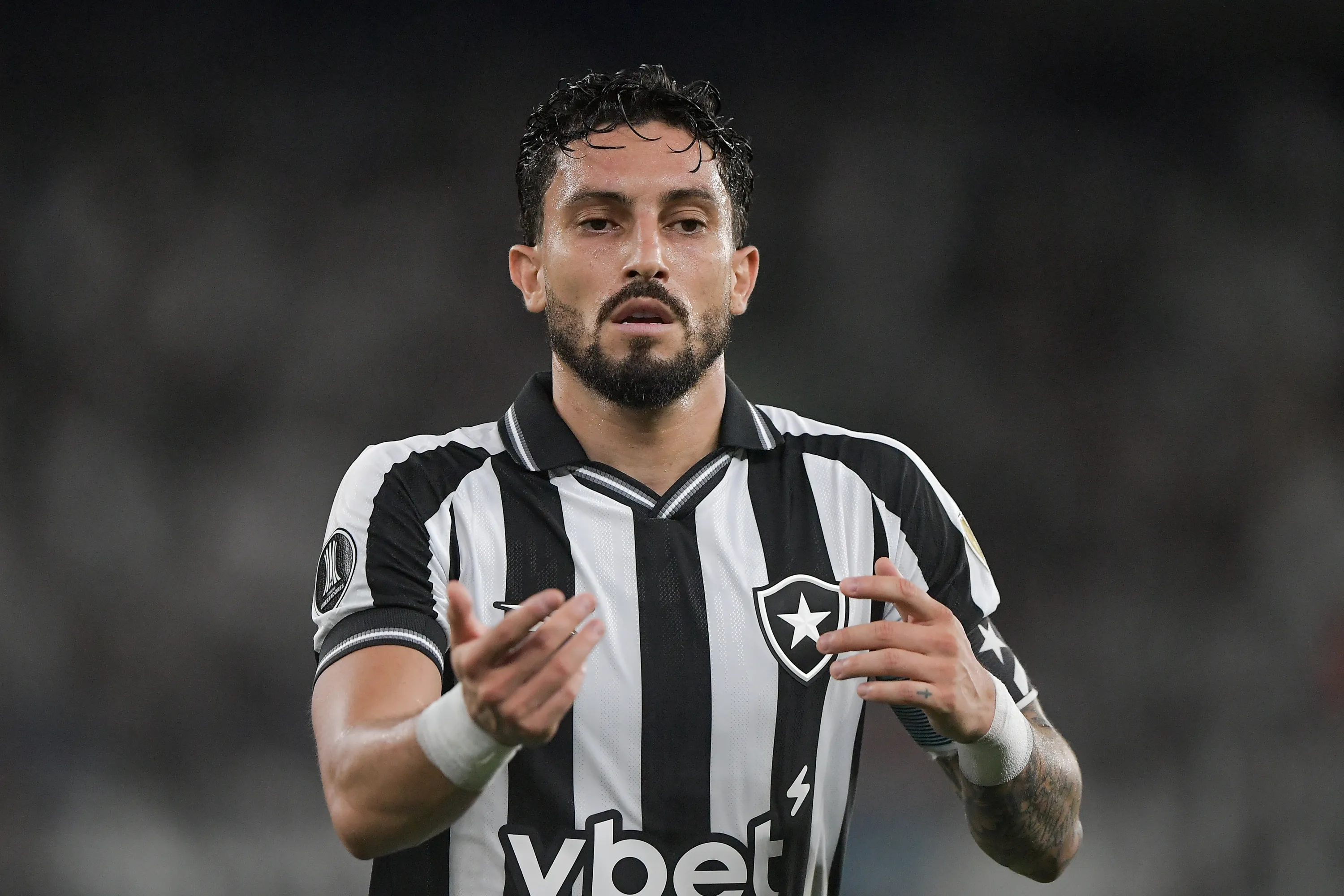 Alex Telles jogador do Botafogo durante partida contra o Barcelona de Guayaquil no estadio Engenhao pelo campeonato Copa Libertadores 2026. Foto: Thiago Ribeiro/AGIF