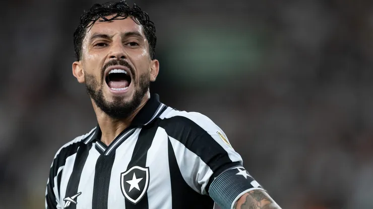 Botafogo nega que Alex Telles tenha recusado renovação