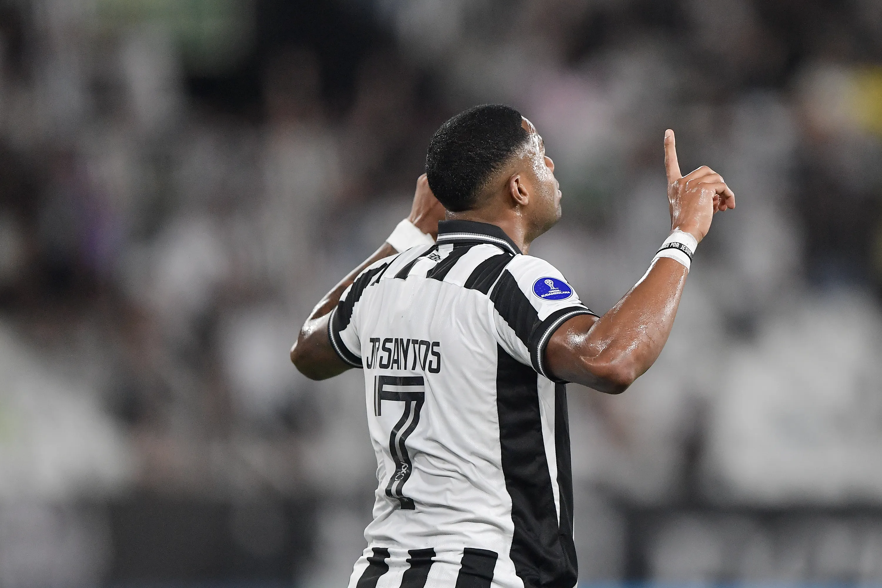 Junior Santos jogador do Botafogo comemora seu gol durante partida contra o Racing no estadio Engenhao pelo campeonato Copa Sul-Americana 2026. Foto: Thiago Ribeiro/AGIF