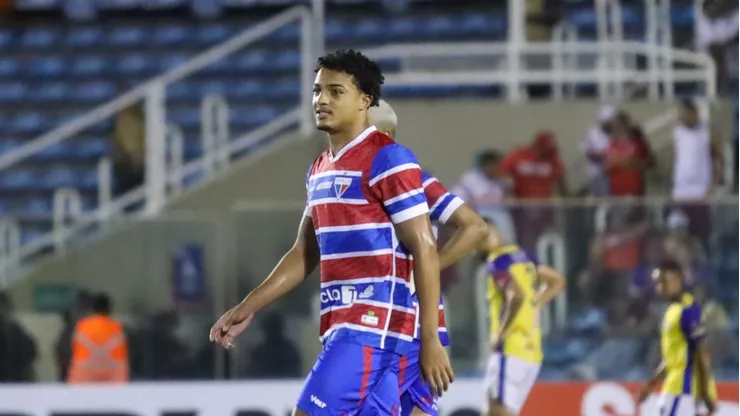 Kayke, jogador do Botafogo atuando no Fortaleza