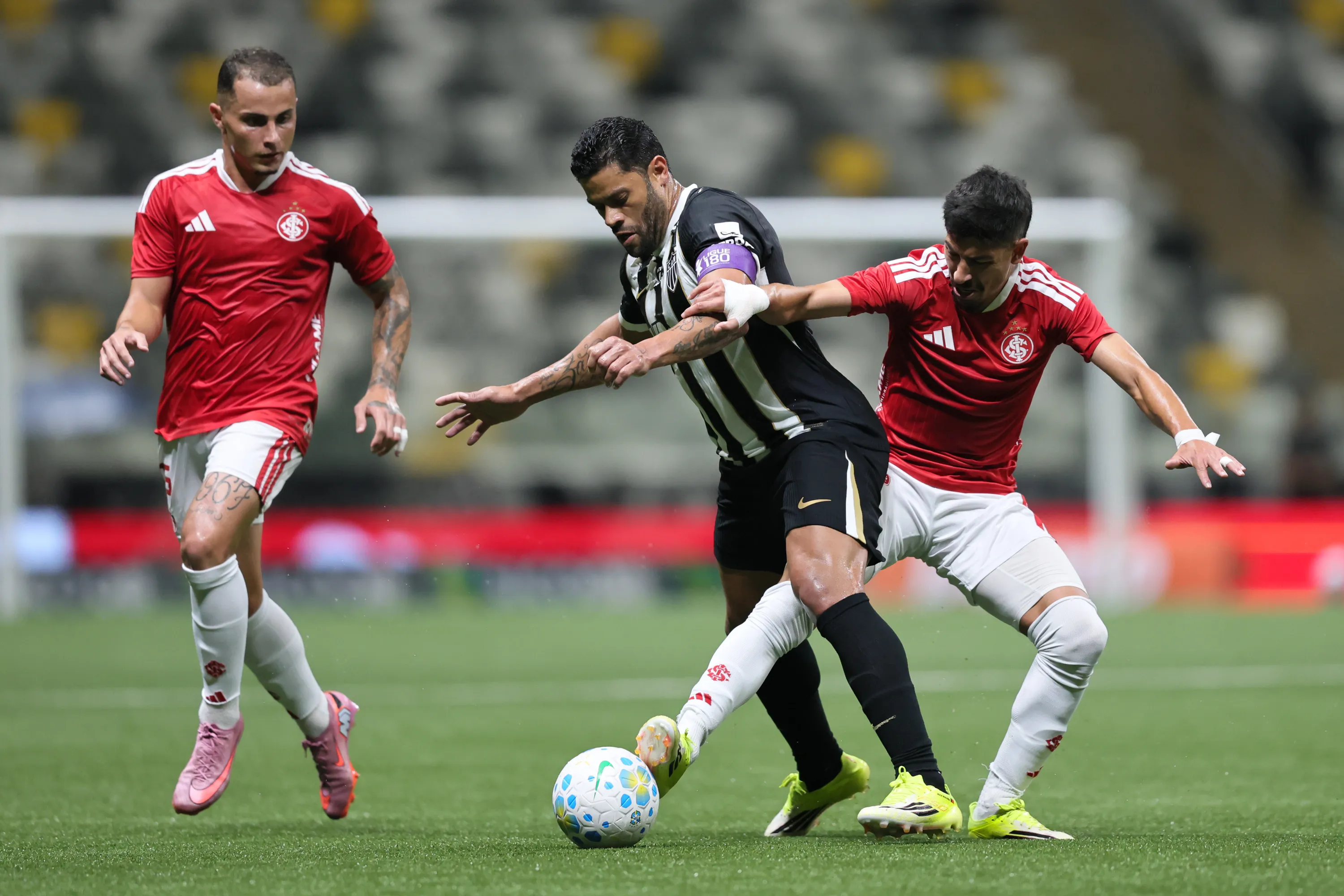 Hulk  disputa lance com Alan Rodriguez jogador do Internacional durante partida no estadio Arena MRV pelo campeonato Brasileiro A 2026. Foto: Gilson Lobo/AGIF