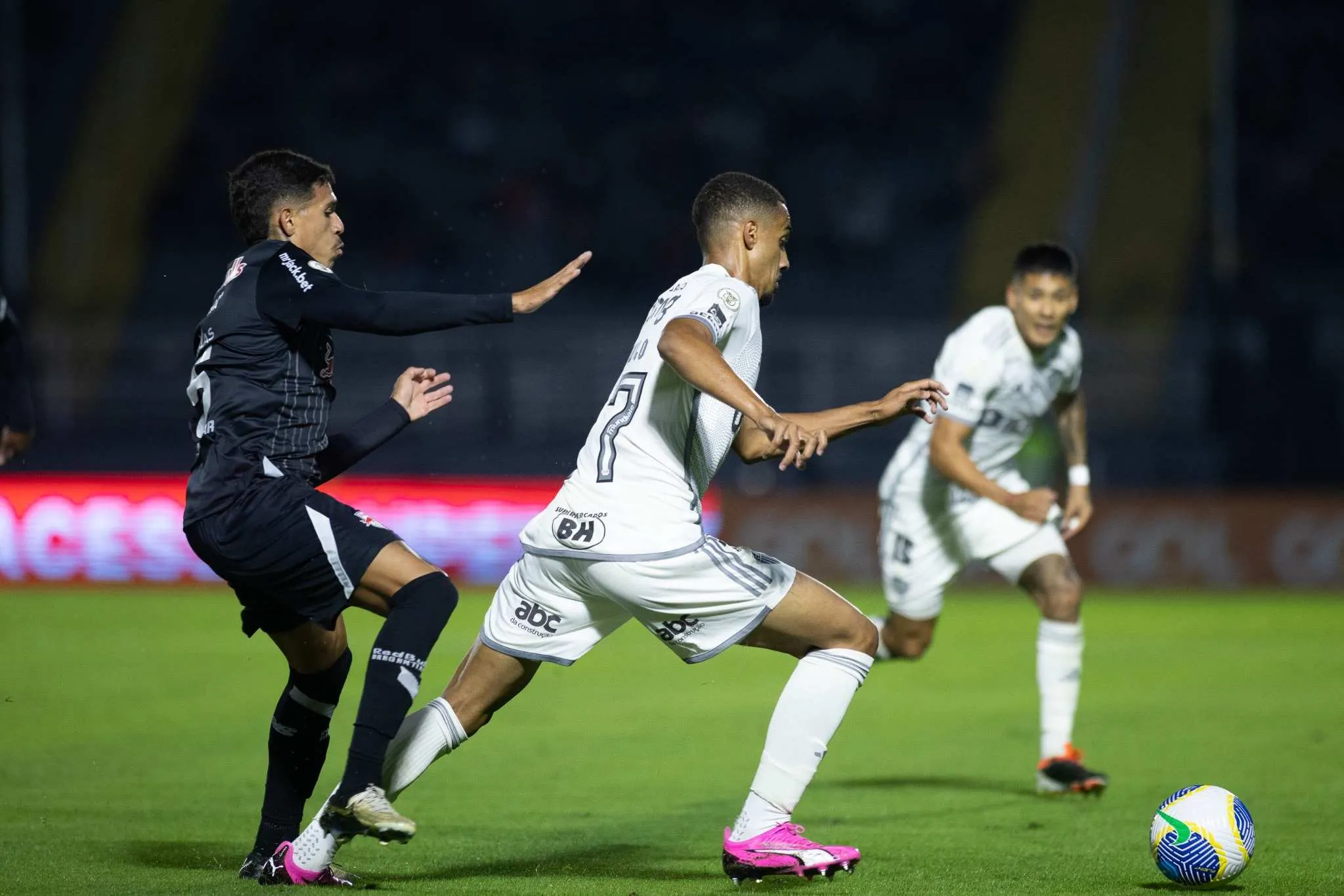Rômulo jogador do Atlético-MG durante partida contra o Bragantino no estádio Nabi Abi Chedid pelo campeonato Brasileiro A 2024. Foto: Fabio Moreira Pinto/AGIF