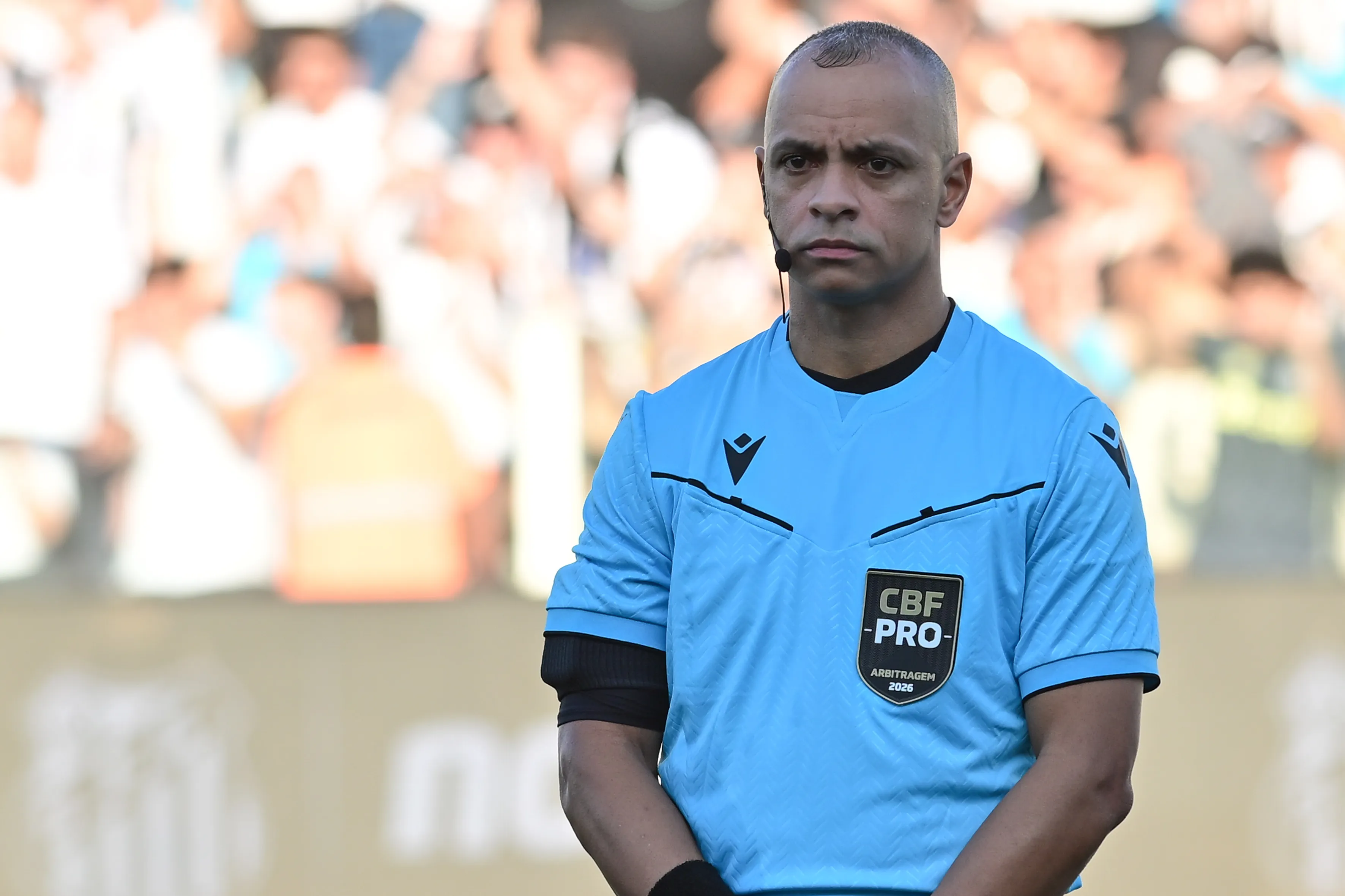 O arbitro goiano Wilton Pereira Sampaio durante partida entre Santos e Fluminense no estadio Vila Belmiro pelo campeonato Brasileiro 2026 Foto: Jota Erre/AGIF