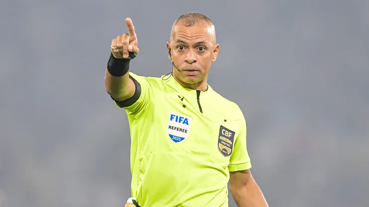O arbitro Wilton Pereira Sampaio durante partida entre Fluminense e Vasco no estadio Maracana pelo campeonato Copa Do Brasil 2025. Foto: Thiago Ribeiro/AGIF