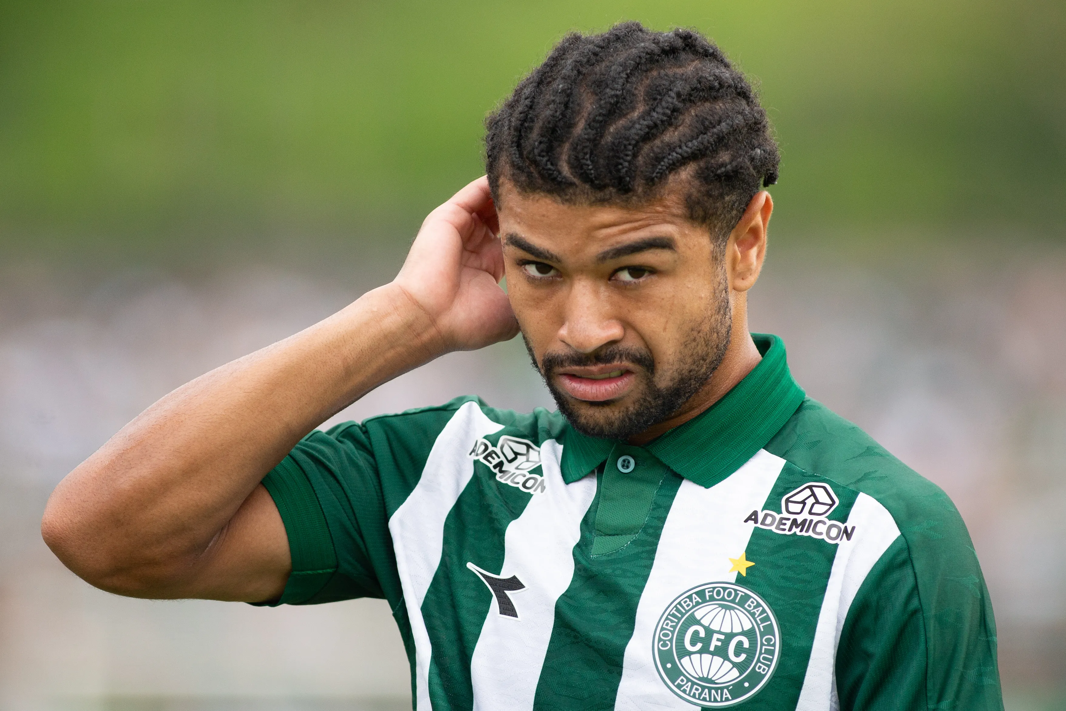 PR – PONTA GROSSA – 14/02/2026 – PARANAENSE 2026, OPERARIO X CORITIBA – Lucas Ronier jogador do Coritiba lamenta durante partida contra o Operario no estadio Germano Kruger pelo campeonato Paranaense 2026. Foto: Giovani Baccin/AGIF