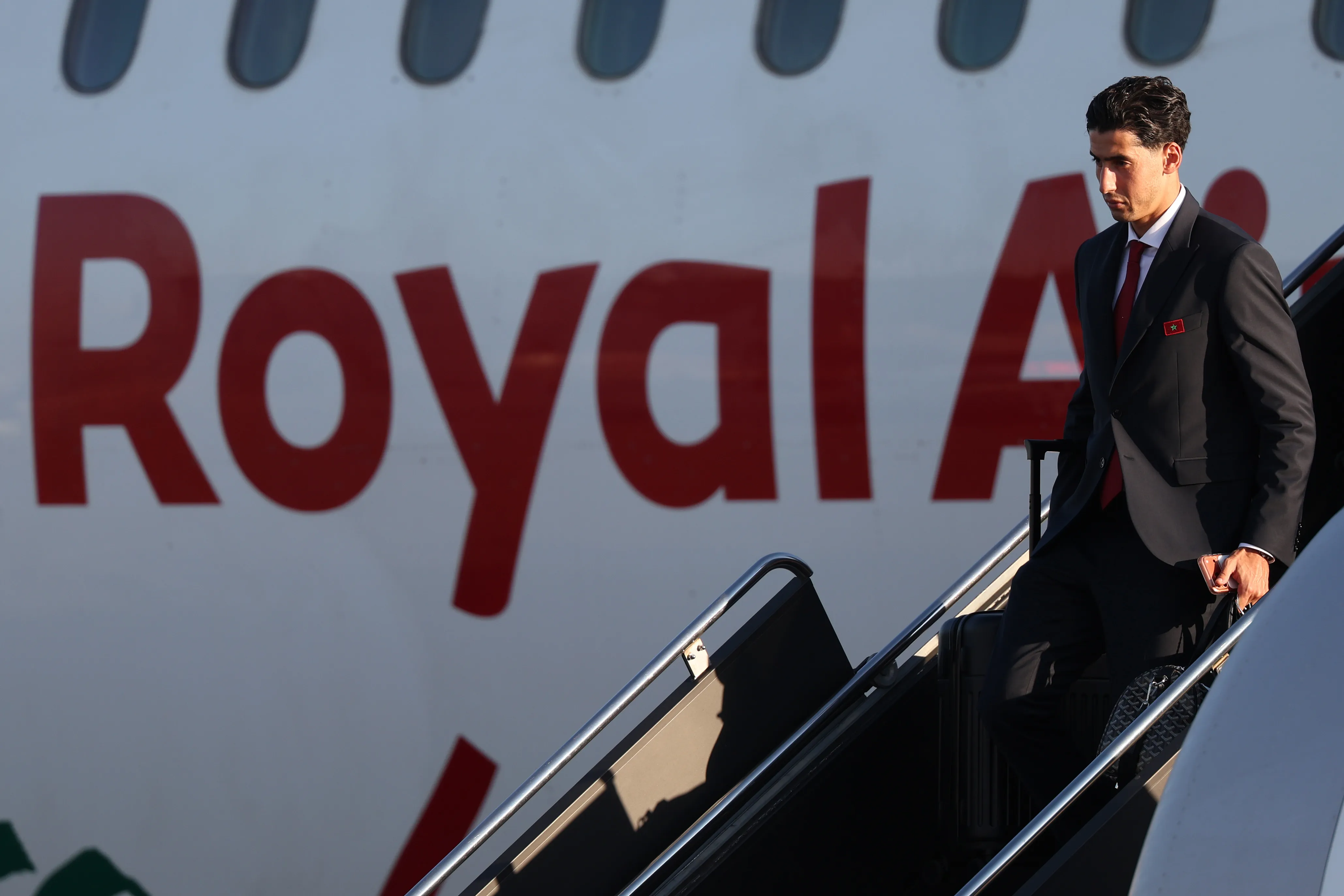 Nayef Aguerd, da Seleção Marroquina, chega aos Estados Unidos para a Copa do Mundo no Aeroporto Internacional Newark Liberty, em 3 de junho de 2026, em Newark, Nova Jersey. (Foto de Jordan Bank/Getty Images)