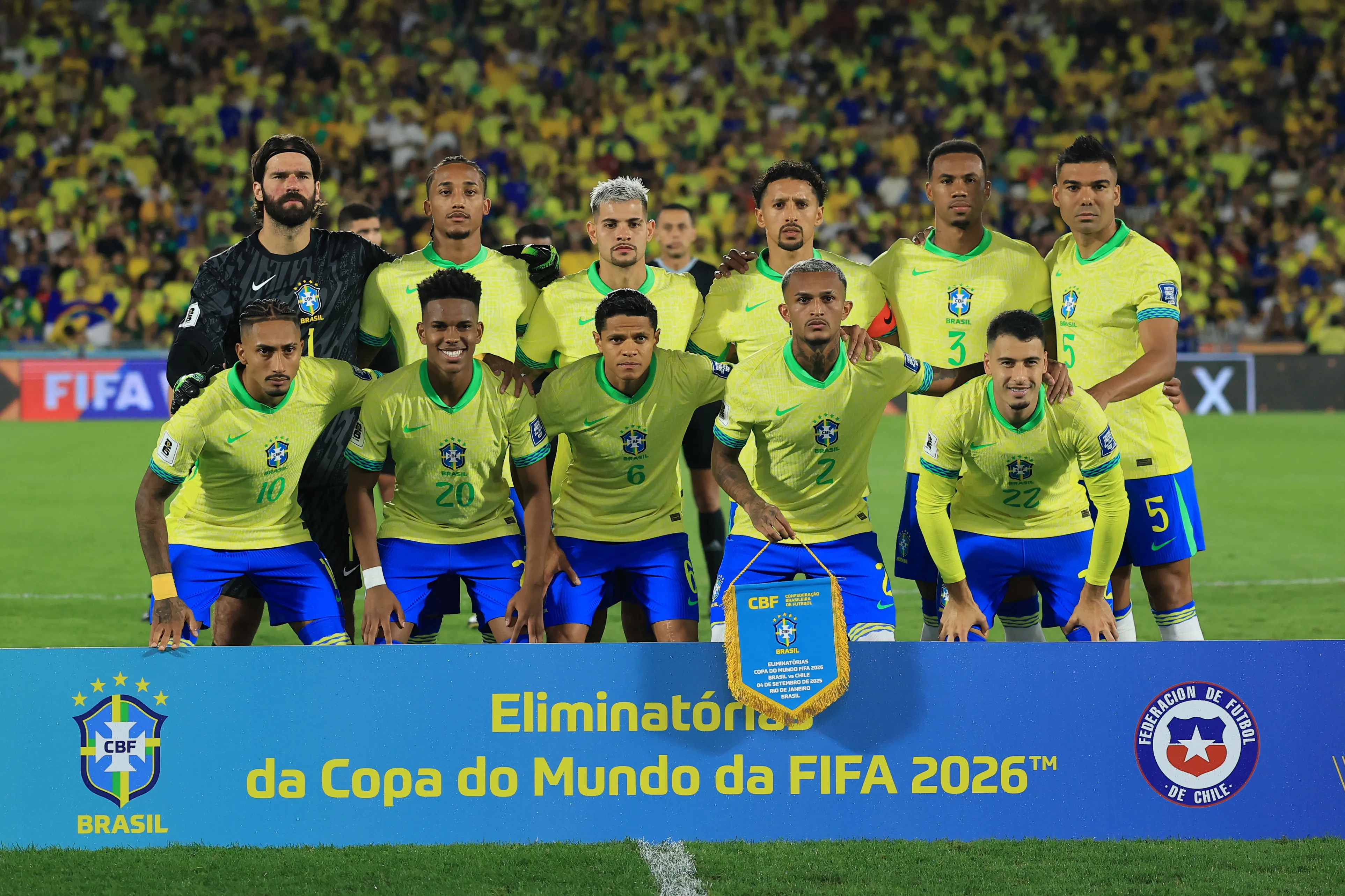 Players of Brazil pose for the team photo prior to the South American FIFA World Cup 2026 Qualifier match between Brazil and Chile at Maracana Stadium on September 04, 2025 in Rio de Janeiro, Brazil. (Photo by Buda Mendes/Getty Images)