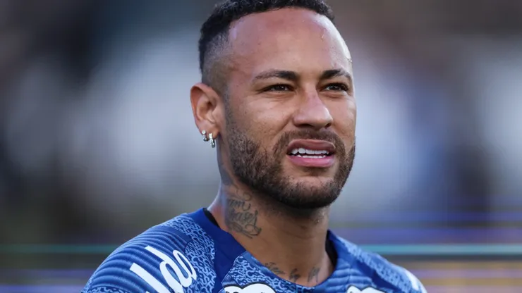 LIMEIRA, BRAZIL - FEBRUARY 23: Neymar of Santos warms up prior to a Campeonato Paulista match between Inter de Limeira and Santos at Major Levy Sobrinho Stadium on February 23, 2025 in Limeira, Brazil. (Photo by Alexandre Schneider/Getty Images)