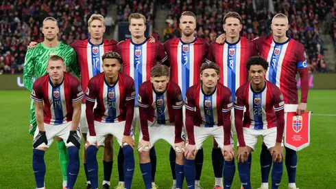 A seleção da Noruega posa para uma foto no gramado antes da partida das Eliminatórias para a Copa do Mundo da FIFA 2026 entre Noruega e Estônia no Ullevaal Stadion, em 13 de novembro de 2025, em Oslo, Noruega. (Foto de Marius Nordnes / Nordnes Foto/Getty Images)