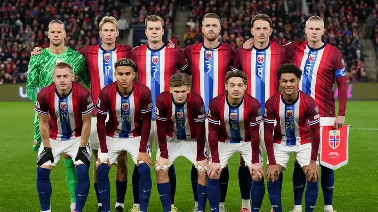 A seleção da Noruega posa para uma foto no gramado antes da partida das Eliminatórias para a Copa do Mundo da FIFA 2026 entre Noruega e Estônia no Ullevaal Stadion, em 13 de novembro de 2025, em Oslo, Noruega. (Foto de Marius Nordnes / Nordnes Foto/Getty Images)