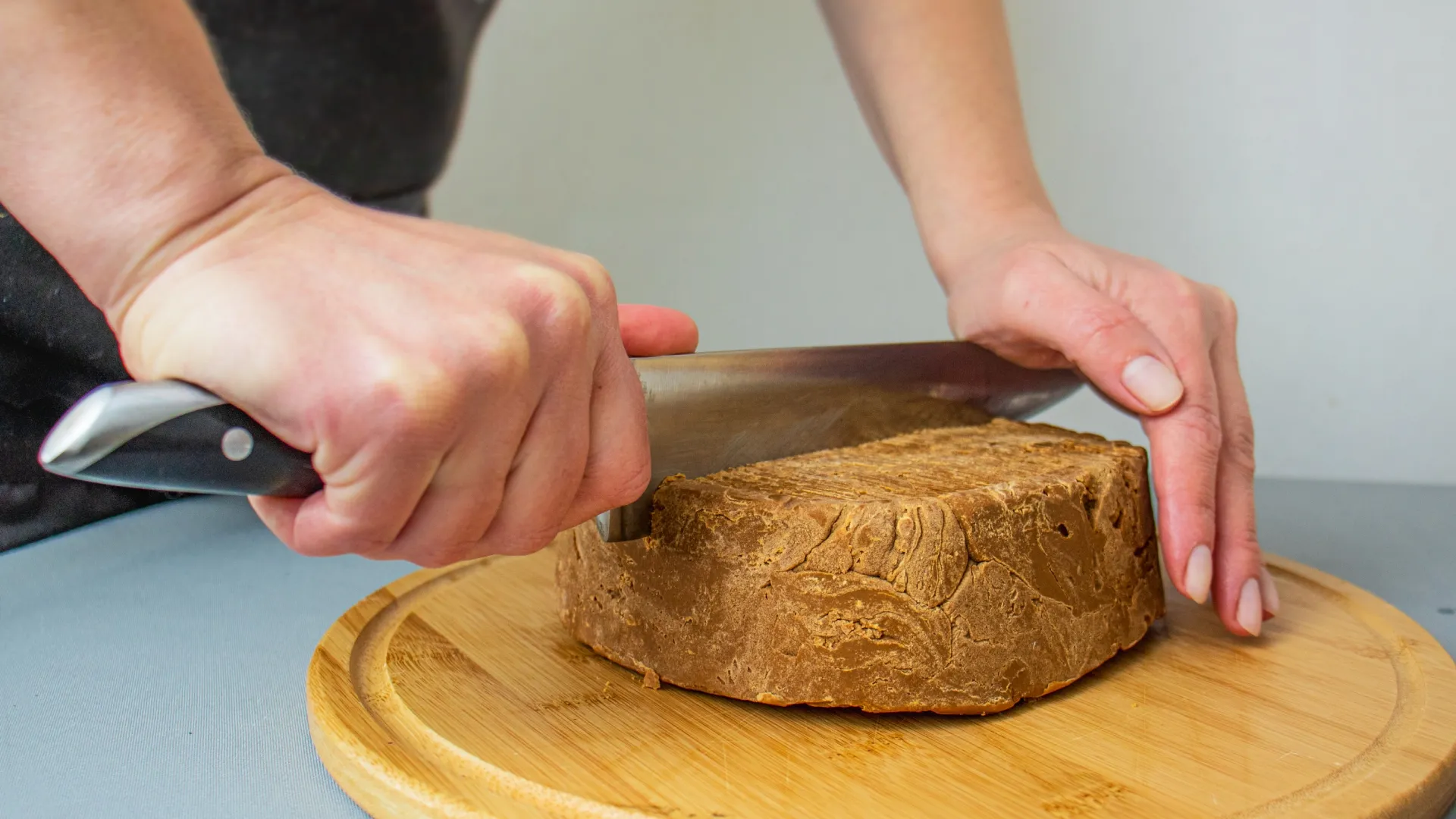 Queijo marrom tradicional escandinavo (brunost norueguês) isolado em fundo branco. Alimento saudável e ingrediente orgânico para o café da manhã. (Foto: IMAGO /&nbsp;Pond5 Images)