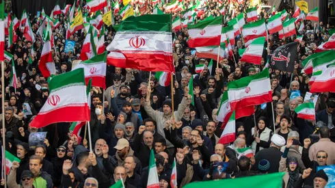 Manifestantes se reúnem com bandeiras iranianas na Praça Enghelab em apoio ao novo Líder Supremo Mojtaba Khamenei, em Teerã, no Irã, em meio aos conflitos militares envolvendo o país, os Estados Unidos e Israel. (Foto de Majid Saeedi/Getty Images)