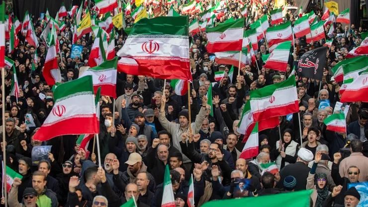 Manifestantes se reúnem com bandeiras iranianas na Praça Enghelab em apoio ao novo Líder Supremo Mojtaba Khamenei, em Teerã, no Irã, em meio aos conflitos militares envolvendo o país, os Estados Unidos e Israel. (Foto de Majid Saeedi/Getty Images)