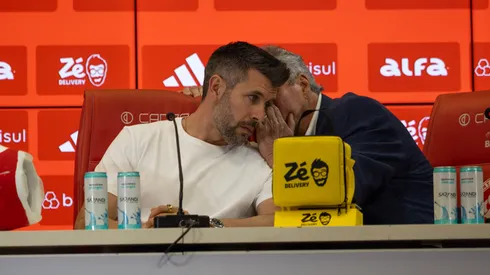 Pezzolano, técnico do Internacional, e Abel Braga, dirigente do clube gaúcho, em coletiva de imprensa (Foto: Filipe Maciel / Internacional)