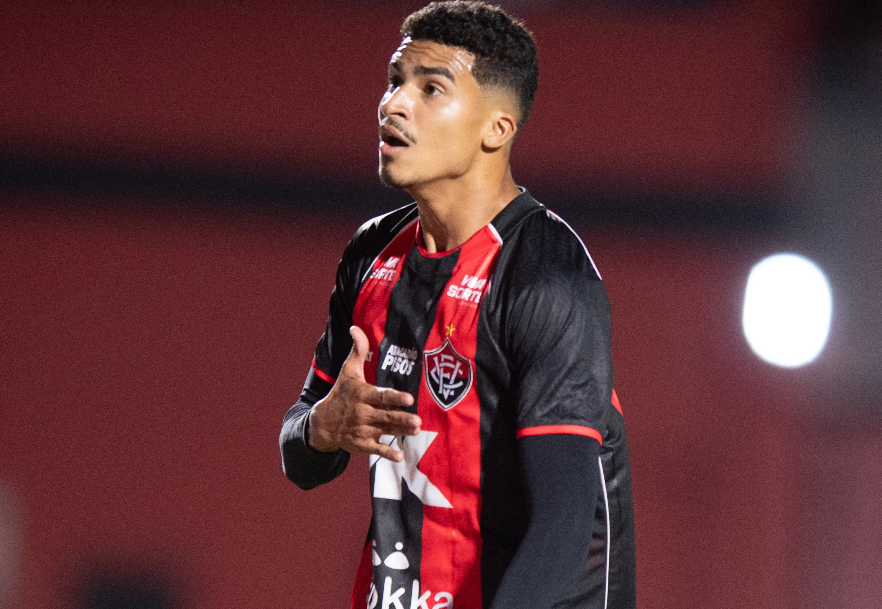BA – SALVADOR – 02/05/2026 – BRASILEIRO A 2026, VITORIA X CORITIBA – Rene jogador do Vitoria comemora seu gol durante partida contra o Coritiba no estadio Barradao pelo campeonato Brasileiro A 2026. Foto: Jhony Pinho/AGIF