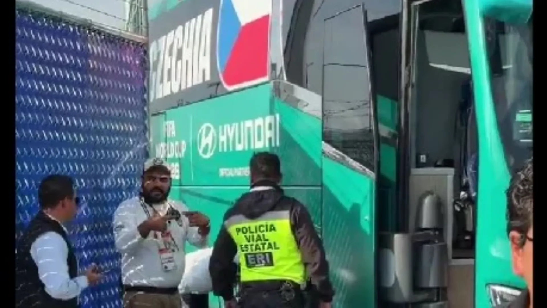 Ônibus da República Tcheca empacou durante caminho ao treino – Foto: Reprodução.