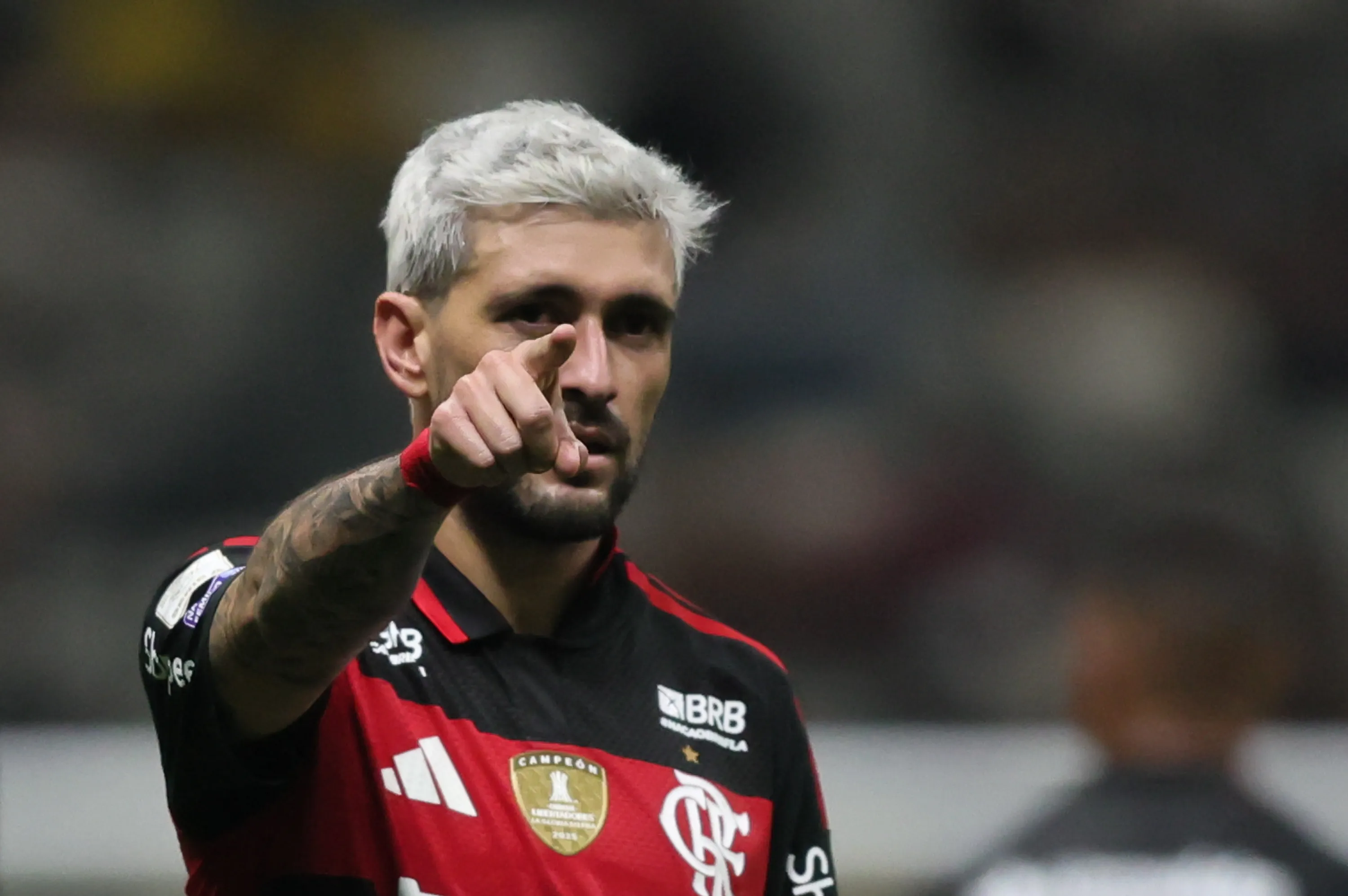 Arrascaeta jogador do Flamengo comemora seu gol durante partida contra o Atletico-MG no estadio Arena MRV pelo campeonato Brasileiro A 2026. Foto: Gilson Lobo/AGIF