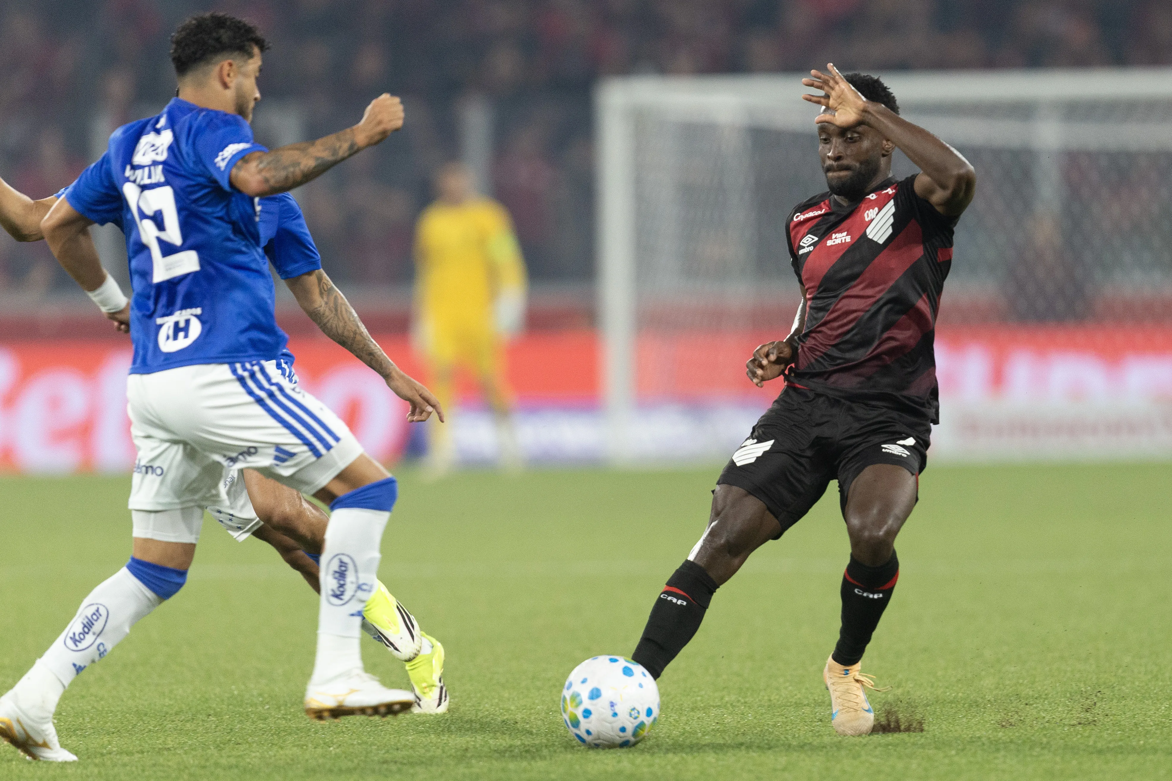 PR – CURITIBA – 18/03/2026 – BRASILEIRO A 2025, ATHLETICO-PR X CRUZEIRO – Mendoza jogador do Athletico-PR disputa lance com William jogador do Cruzeiro durante partida no estadio Arena da Baixada pelo campeonato Brasileiro A 2025. Foto: Hedeson Alves/AGIF