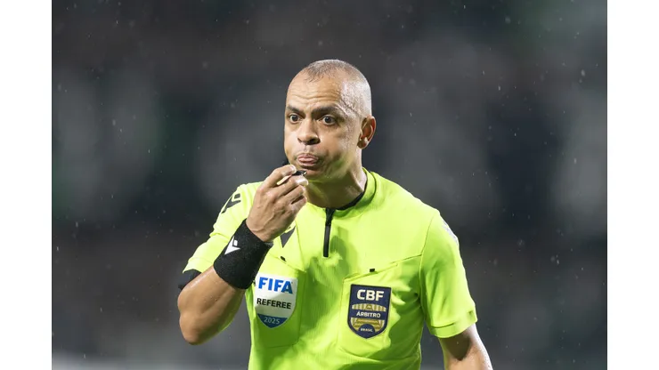 PR - CURITIBA - 25/02/2026 - BRASILEIRO A 2026, CORITIBA X SAO PAULO - O arbitro Wilton Pereira Sampaio durante partida entre Coritiba e Sao Paulo no estadio Couto Pereira pelo campeonato Brasileiro A 2026. Foto: Hedeson Alves/AGIF