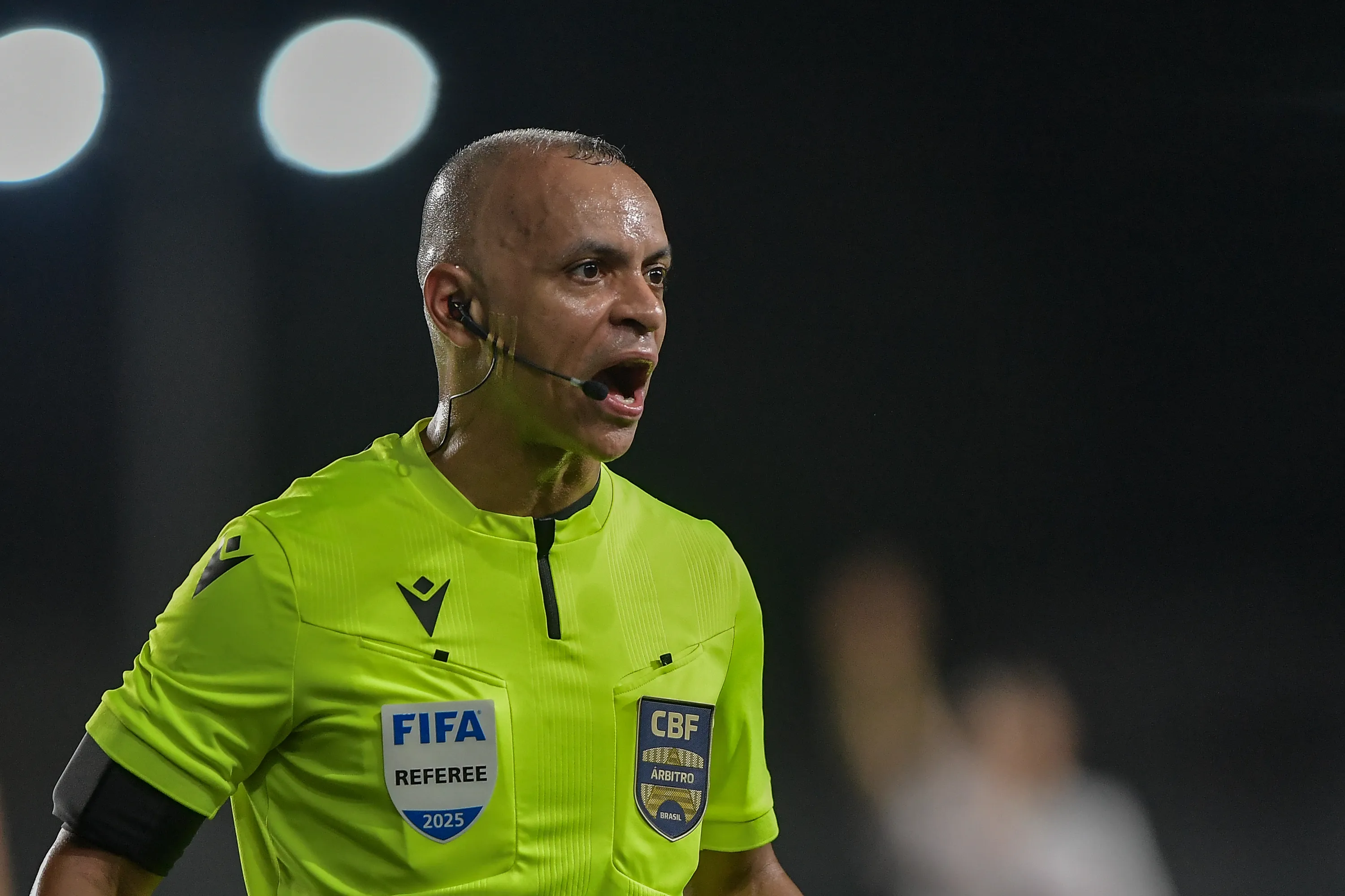 RJ – RIO DE JANEIRO – 02/11/2025 – BRASILEIRO A 2025, VASCO X SAO PAULO – O arbitro Wilton Pereira Sampaio durante partida entre Vasco e Sao Paulo no estadio Sao Januario pelo campeonato Brasileiro A 2025. Foto: Thiago Ribeiro/AGIF