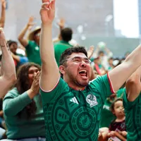 Mexicanos jogam torcedor sul-coreano para o alto na Copa