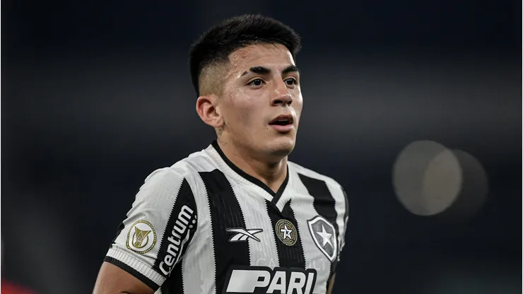Almada jogador do Botafogo durante partida contra o Corinthians no estadio Engenhao pelo campeonato Brasileiro A 2024. Foto: Thiago Ribeiro/AGIF
