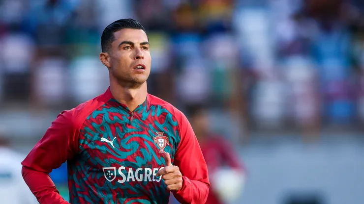 Cristiano Ronaldo de Portugal durante o aquecimento antes do amistoso internacional entre Portugal e Nigéria no Estádio Dr Magalhães Pessoa em 10 de junho de 2026 em Leiria, Portugal. (Foto de Carlos Rodrigues/Getty Images)