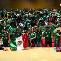 Isso é Copa: Pato anda no meio de multidão com camisa do México