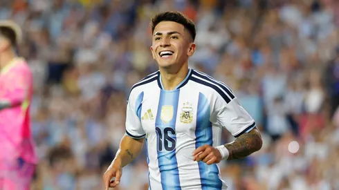 Thiago Almada, da Argentina, comemora após marcar o terceiro gol do time durante a partida amistosa internacional entre Argentina e Islândia no Jordan-Hare Stadium, em 9 de junho de 2026, em Auburn, Alabama. (Foto de Todd Kirkland/Getty Images)