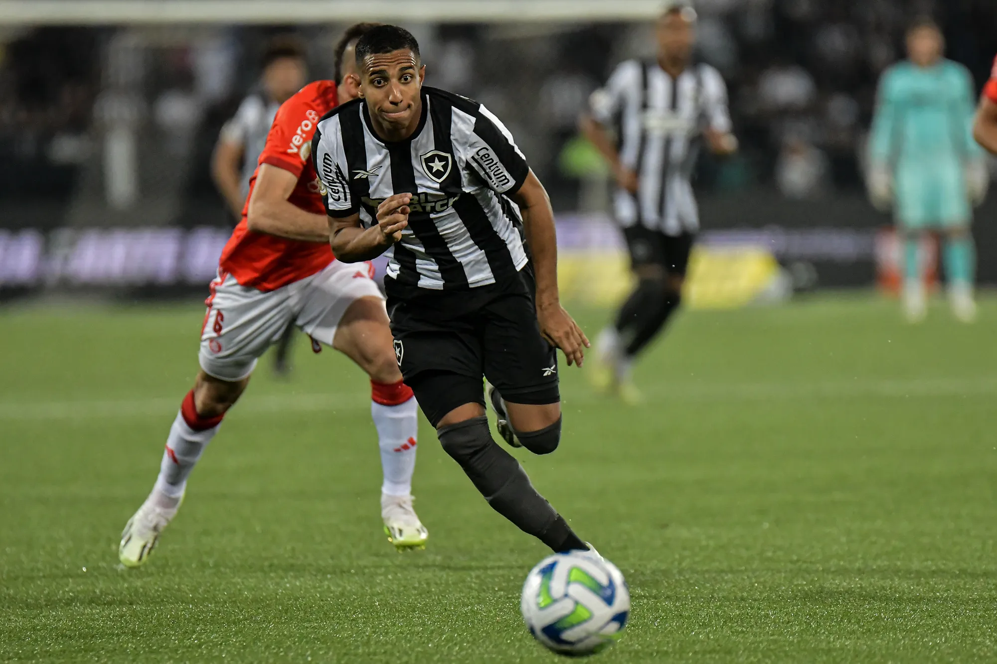 Victor Sá atuando no Botafogo em 2023 – Foto: Thiago Ribeiro/AGIF
