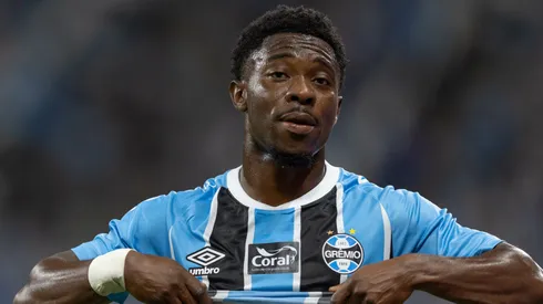 Francis Amuzu jogador do Grêmio durante partida contra o Cruzeiro no estádio Arena do Grêmio pelo campeonato Brasileiro A 2025. Foto: Liamara Polli/AGIF