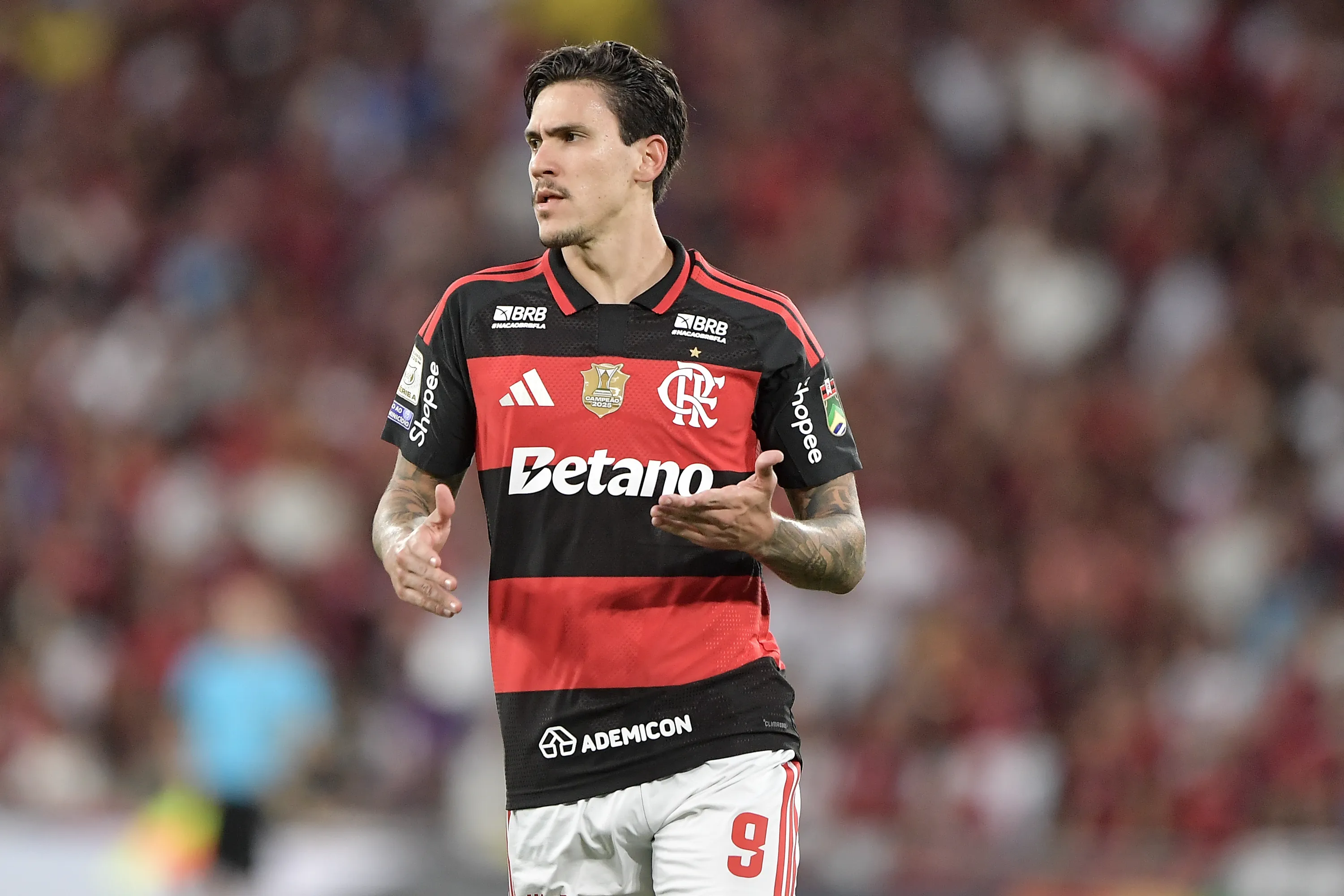Pedro, jogador do Flamengo, durante partida contra o Coritiba – Foto: Thiago Ribeiro/AGIF