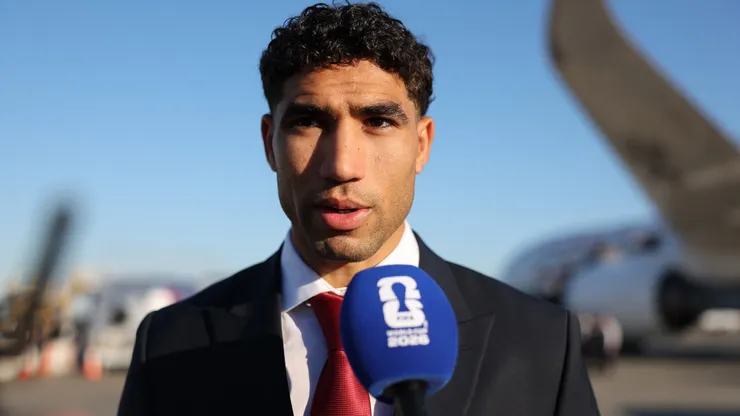 Hakimi durante embarque da Seleção do Marrocos para Copa do Mundo.