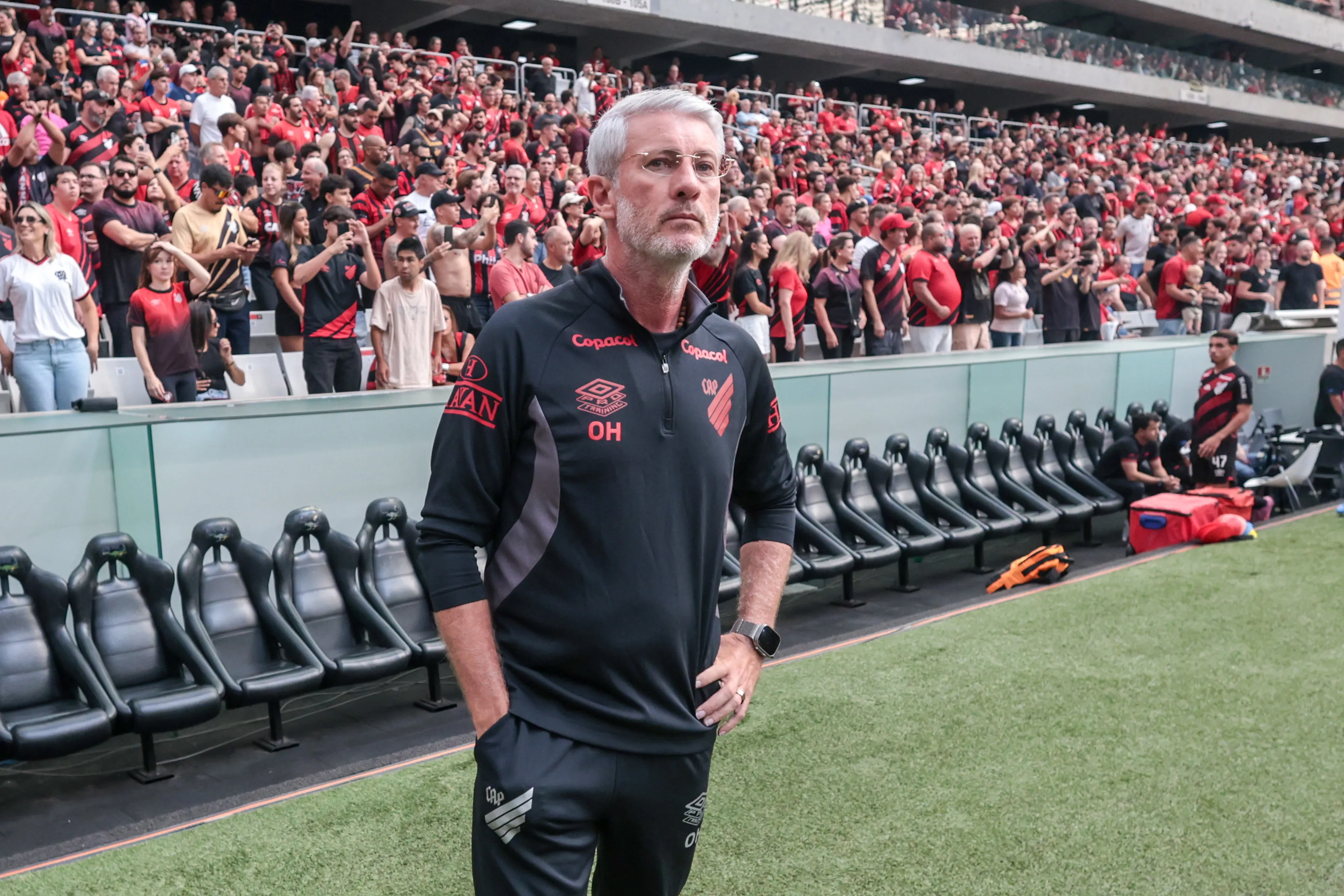 PR – CURITIBA – 22/03/2026 – BRASILEIRO A 2026, ATHLETICO-PR X CORITIBA – Odair Hellmann tecnico do Athletico-PR durante partida contra o Coritiba no estadio Arena da Baixada pelo campeonato Brasileiro A 2026. Foto: Robson Mafra/AGIF
