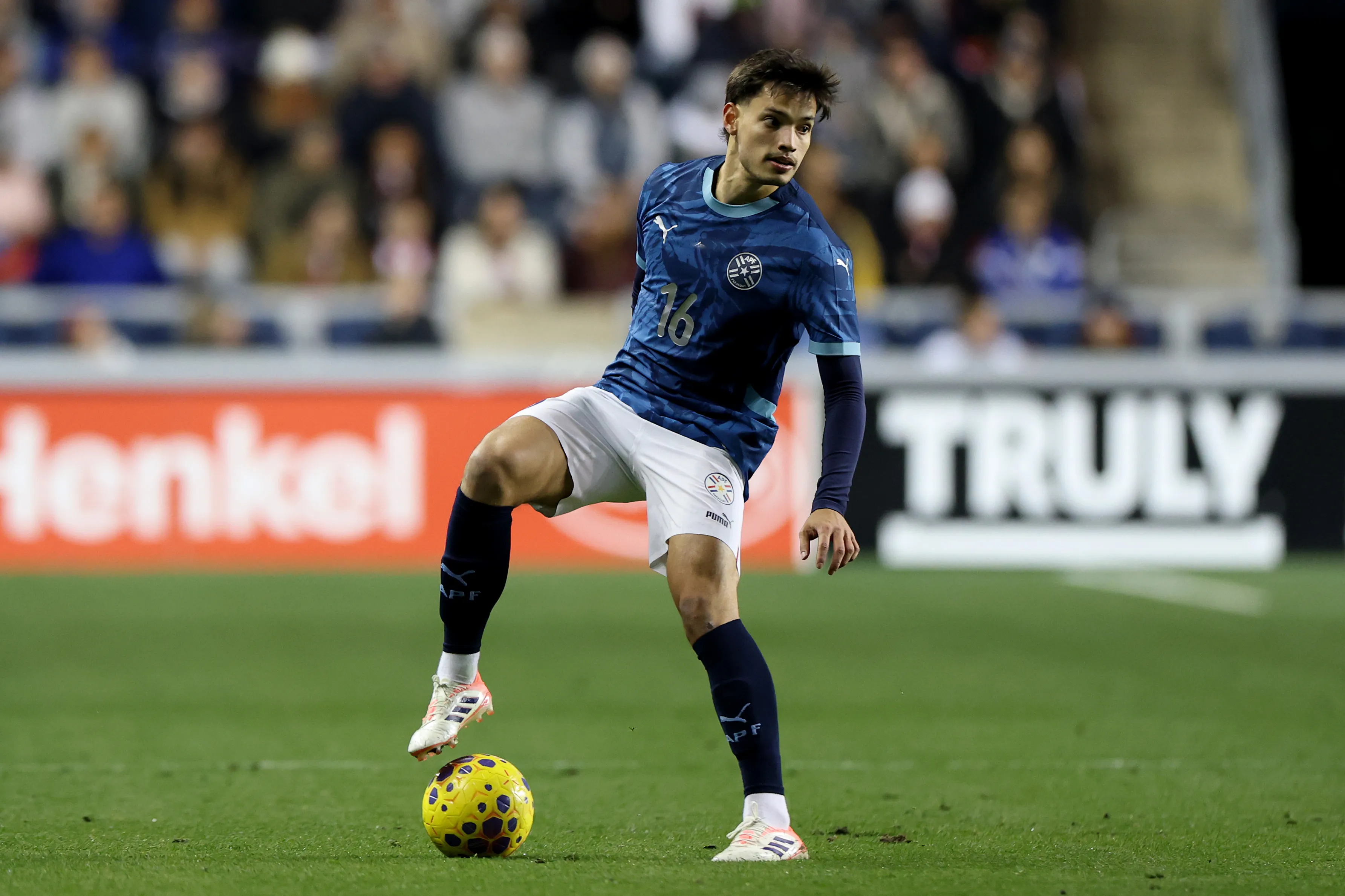 Damián Bobadilla em ação pela Seleção Paraguaia. Foto: Emilee Chinn/Getty Images.