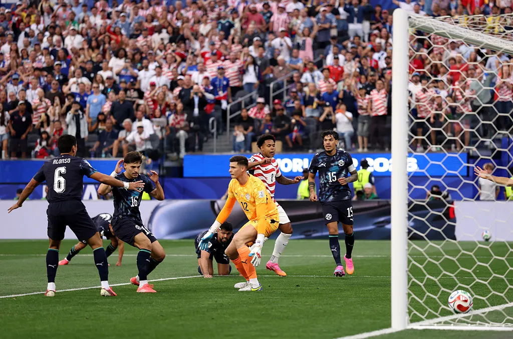 Bobadilla e companheiros lamentando gol contra – (Photo by Richard Heathcote/Getty Images)