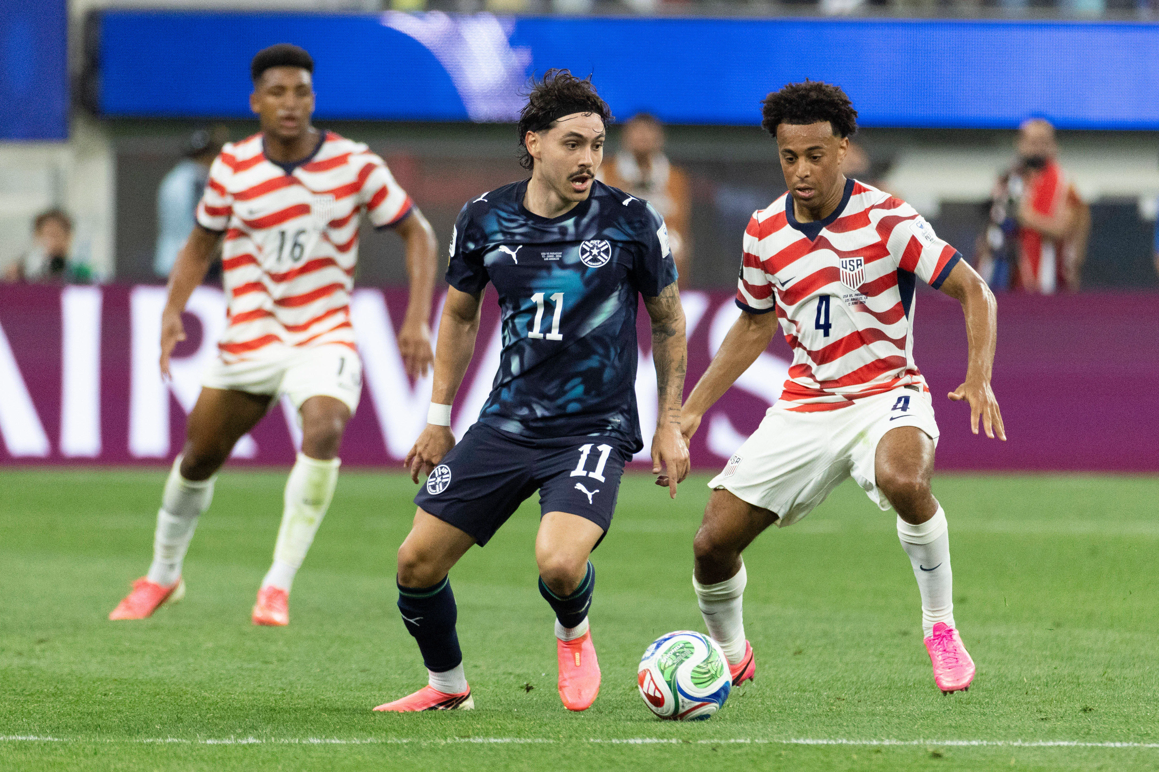 June 12, 2026, Los Angeles, California, USA: Paraguay Mauricio 11 and United States Tyler Adams 4 vie for the ball during the FIFA World Cup, WM, Weltmeisterschaft, Fussball Group D soccer match at SoFi Stadium in Inglewood, Calif., Friday, June 12, 2026. Los Angeles USA – ZUMAc68_ 20260612_zaf_c68_119 Copyright: xRingoxChiux