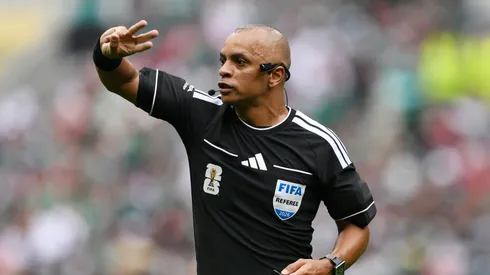 O árbitro Wilton Sampaio faz uma marcação durante a partida do Grupo A da Copa do Mundo da FIFA 2026 entre México e África do Sul no Estádio da Cidade do México, em 11 de junho de 2026, na Cidade do México, México. (Foto de David Ramos/Getty Images)