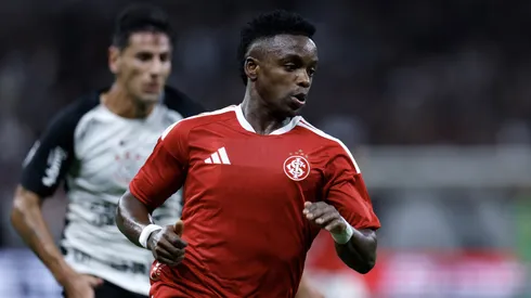 Carbonero jogador do Internacional durante partida contra o Corinthians no estádio Arena Corinthians pelo campeonato Brasileiro A 2026. Foto: Marcello Zambrana/AGIF