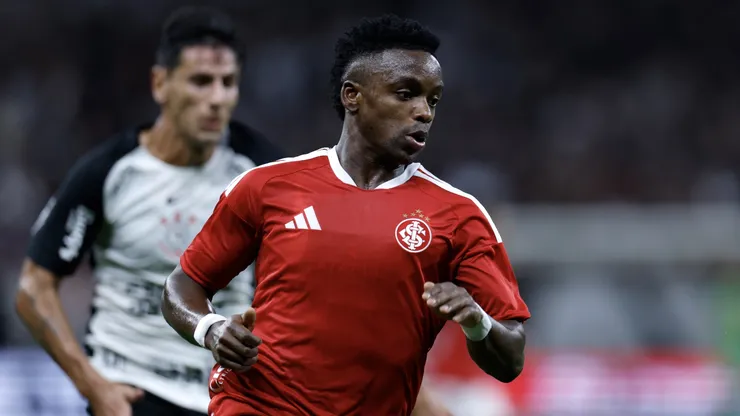 Carbonero jogador do Internacional durante partida contra o Corinthians no estádio Arena Corinthians pelo campeonato Brasileiro A 2026. Foto: Marcello Zambrana/AGIF